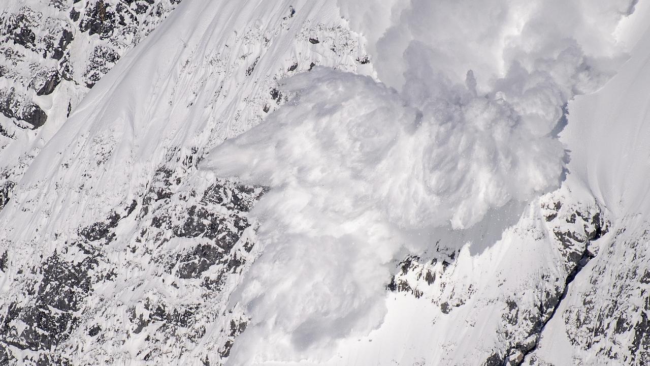 La neige tombée ces derniers jours par endroits a entraîné un danger d'avalanche. Il est fort (degré 4 sur 5) dans l'Oberland bernois et dans les Alpes glaronaises. Pour une grande partie des Alpes restantes, il est marqué (degré 3), a annoncé l'Institut pour l'étude de la neige et des avalanches (SLF) lundi. [KEYSTONE - CHRISTIAN BRUNA]