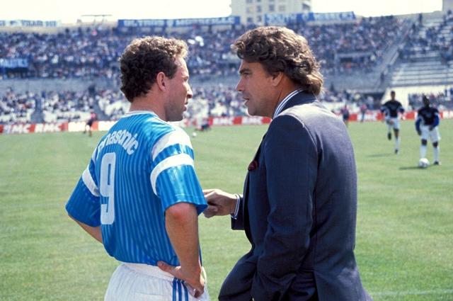 Bernard Tapie, patron de l'Olympique de Marseille, avec le footballeur français Jean-Pierre Papin. [AFP - DPPI]