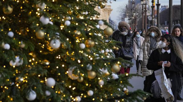 Plus de 90'000 cas de Covid ont été enregistrés en 24 heures en France, record absolu. [Keystone - AP Photo/Michel Euler]