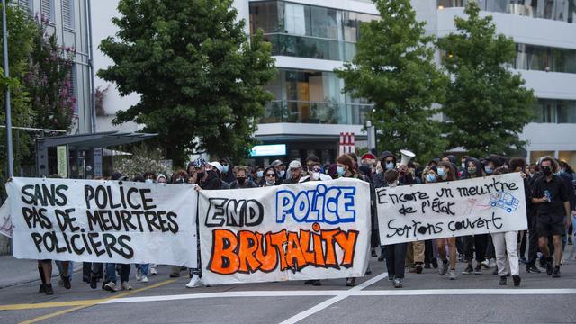 Des manifestants lors d'un rassemblement contre les violences policières à Morges, le 3 septembre 2021. [KEYSTONE - Jean-Guy Python]