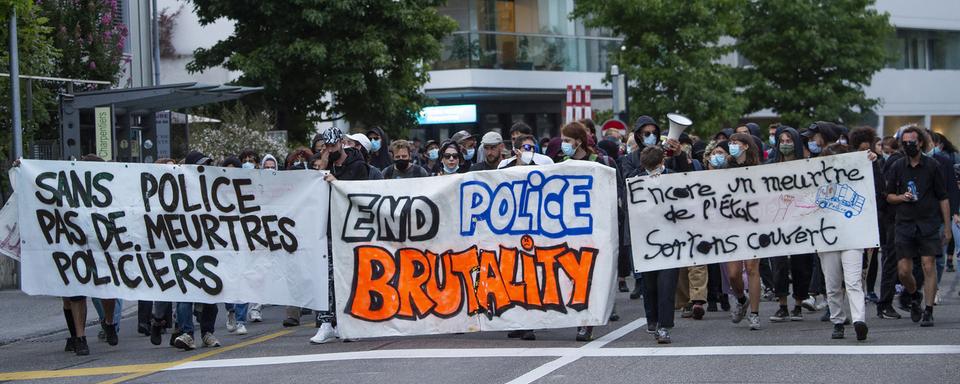 Des manifestants lors d'un rassemblement contre les violences policières à Morges, le 3 septembre 2021. [KEYSTONE - Jean-Guy Python]