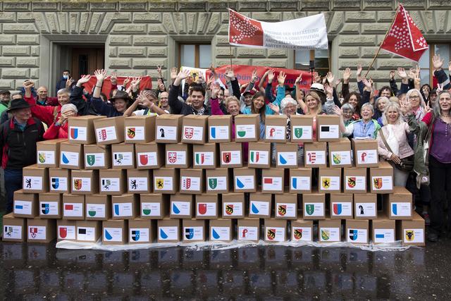 Le référendum s'attaque à la loi Covid modifiée en mars par le Parlement fédéral. [Keystone - Peter Klaunzer]