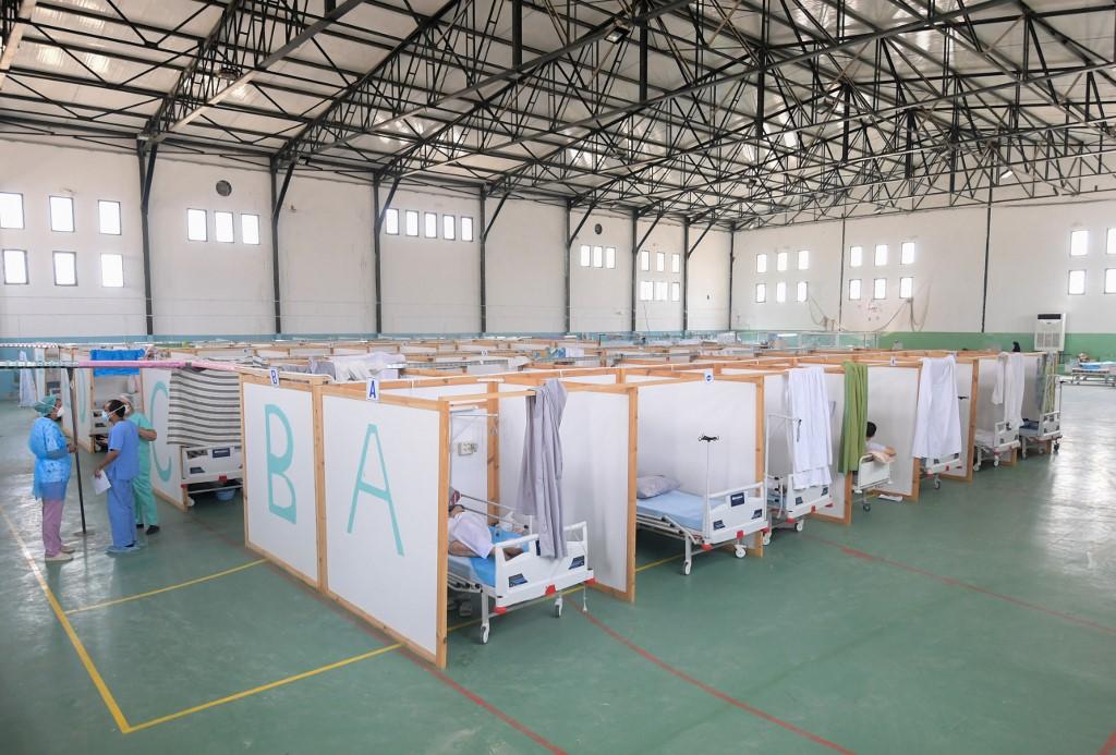 Une salle de gym a été convertie en centre hospitalier pour tenter de faire face au tsunami de cas de Covid-19 à Kairouan. Tunisie, le 4 juillet 2021. [AFP - Fethi Belaid]