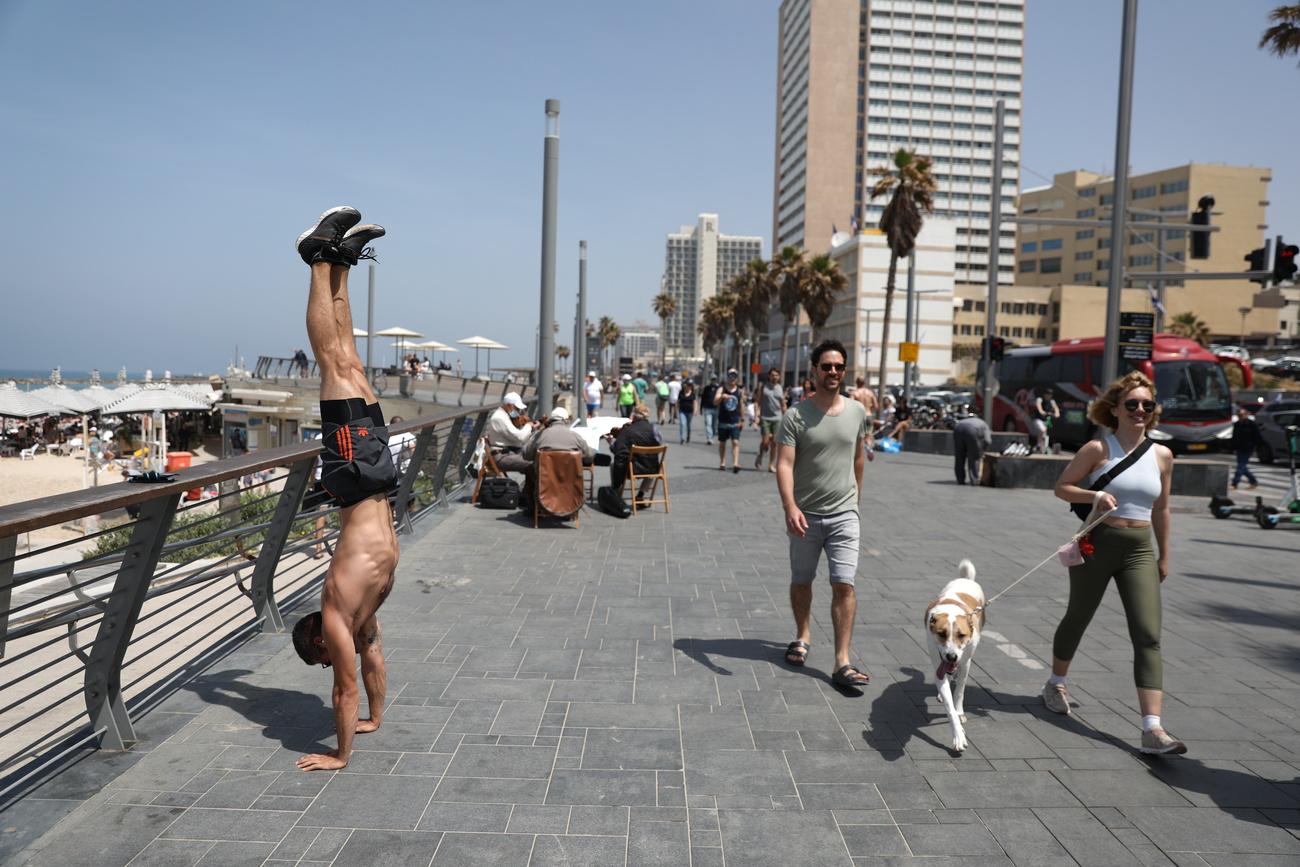 La population de Tel-Aviv profite ce week-end de premières balades sans masque. [Keystone/EPA - Abir Sultan]