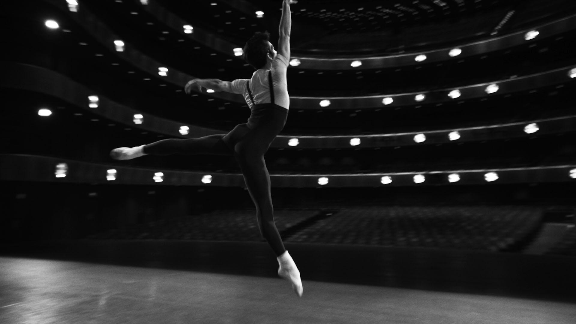 Le danseur Anthony Huxley dans "Solo", une première mondiale signée Justin Peck, extraite du Gala de printemps du New York City Ballet (2021). [New York City Ballet - Philippe Le Sourd]
