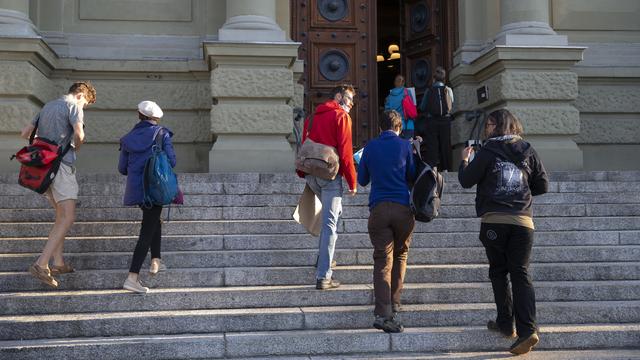 Des membres d'Extinction Rebellion arrivent au Palais de Justice de Montbenon à Lausanne. [Keystone - Salvatore Di Nolfi]