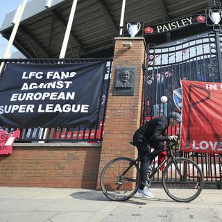 Des bannières dénonçant le projet de Super Ligue le 20 avril 2021 à l'extérieur du stade d'Anfield, où évolue l'équipe de Liverpool. [KEYSTONE - PETER BYRNE]