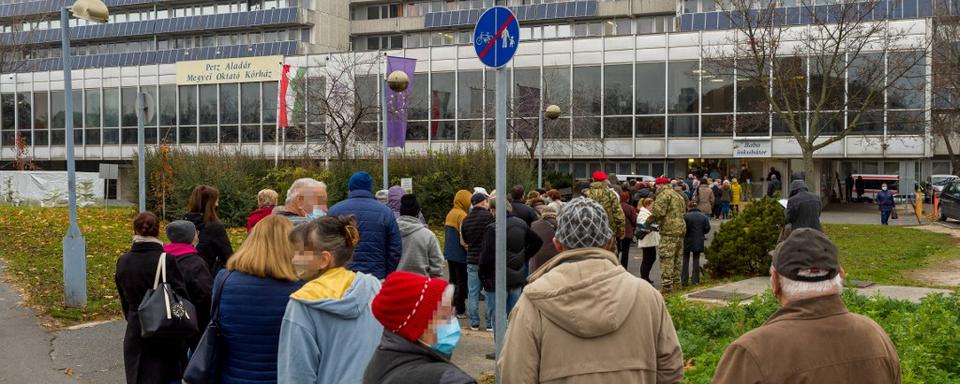 Des gens attendent pour se faire vacciner devant un hôpital hongrois. [afp - Kriszan Csaba]