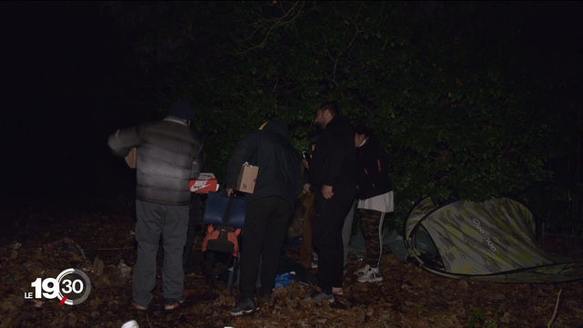 Malgré le froid, plusieurs familles se préparent à dormir dehors à Genève. [RTS]