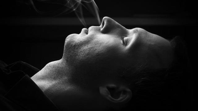 Le sommeil des personnes fumeuses est moins réparateur. [depositphotos - eugenesergeev]