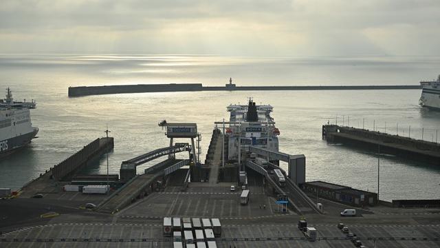 Des camions désembarquent d'un ferry au port de Douvres, dans le sud-est de l'Angleterre, le 1er janvier 2020. [AFP - Justin Tallis]