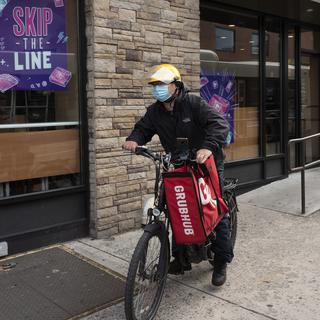 Un livreur à vélo à New York en avril 2021. [AP Photo/Keystone - Mark Lennihan]