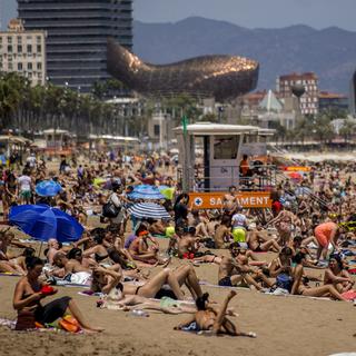 Vendredi 9 juillet: une plage bondée en Espagne, au moment où la France met en garde ses ressortissants contre les risques sanitaires de vacances dans la péninsule ibérique. [AP/Keystone - Joan Mateu]
