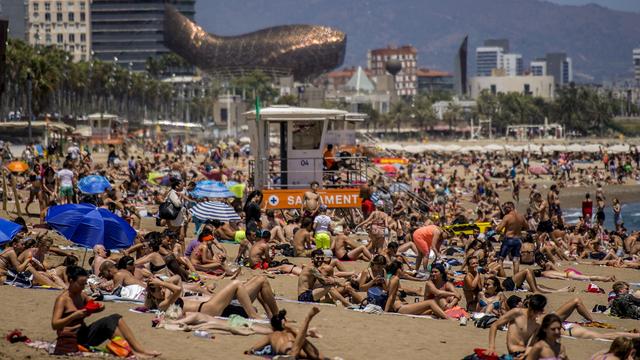 Vendredi 9 juillet: une plage bondée en Espagne, au moment où la France met en garde ses ressortissants contre les risques sanitaires de vacances dans la péninsule ibérique. [AP/Keystone - Joan Mateu]