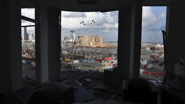 Vue du port de Beyrouth le 10 août 2020, six jours après la violente explosion qui a soufflé la moitié des quartiers de la ville. [AFP - Bilal Hussein]