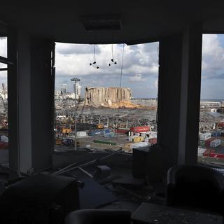 Vue du port de Beyrouth le 10 août 2020, six jours après la violente explosion qui a soufflé la moitié des quartiers de la ville. [AFP - Bilal Hussein]
