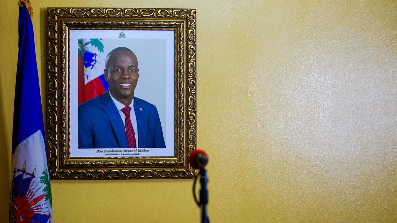 Un portrait du président haïtien assassiné le 7 juillet dernier, Jovenel Moise. [Keystone - Jean Marc Herve Abelard]