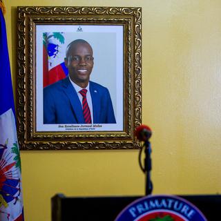 Un portrait du président haïtien assassiné le 7 juillet dernier, Jovenel Moise. [Keystone - Jean Marc Herve Abelard]
