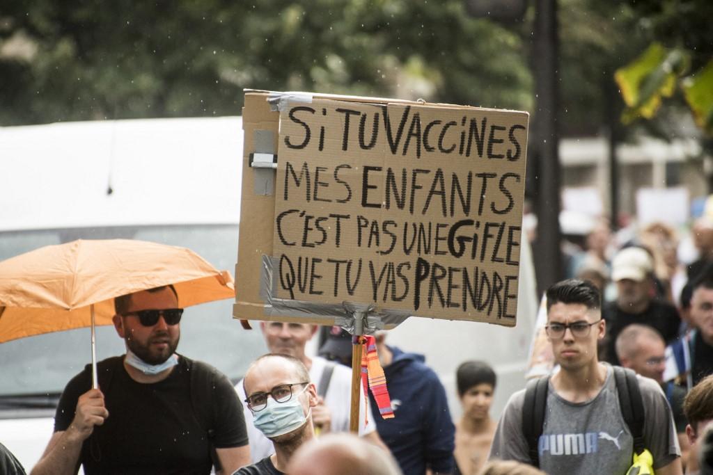 Quelque 140'000 personnes, dont environ 18'000 à Paris, ont manifesté samedi contre le pass sanitaire dans diverses villes de France. [AFP - Magali Cohen]