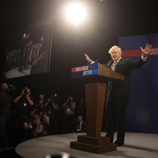 Boris Johnson défend vivement son bilan au Congrès du Parti conservateur. [AFP - OLI SCARFF]