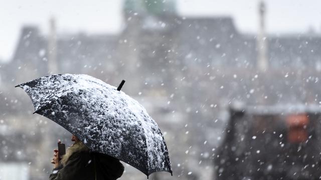 La neige va déferler sur la Suisse à partir de mardi. [KEYSTONE - Laurent Gillieron]