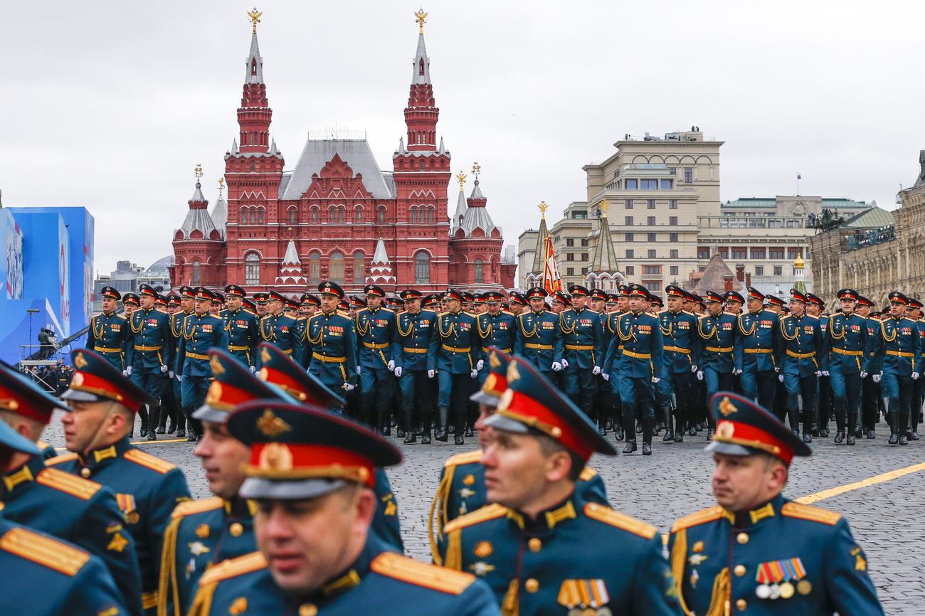 Des soldats russes défilent sur la Place Rouge à Moscou lors du 76e anniversaire de la fin de la Seconde guerre mondiale. [KEYSTONE - Alexander Zemlianichenko / AP Photo]