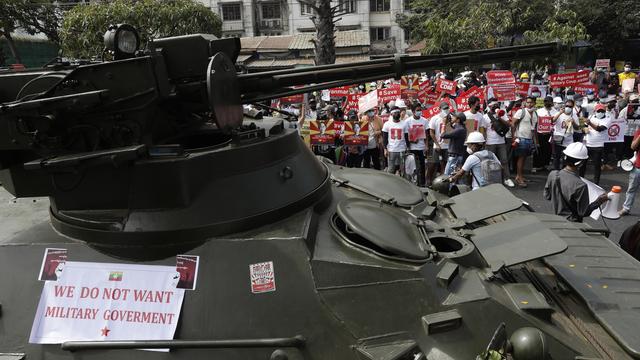 La contestation persiste alors que l'armée renforce sa présence dans les rues de Birmanie. [Keystone - EPA/Kynn Bo Bo]