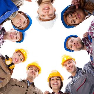 Travailleurs et travailleuses de la construction debout en cercle. [Depositphotos - AndreyPopov]