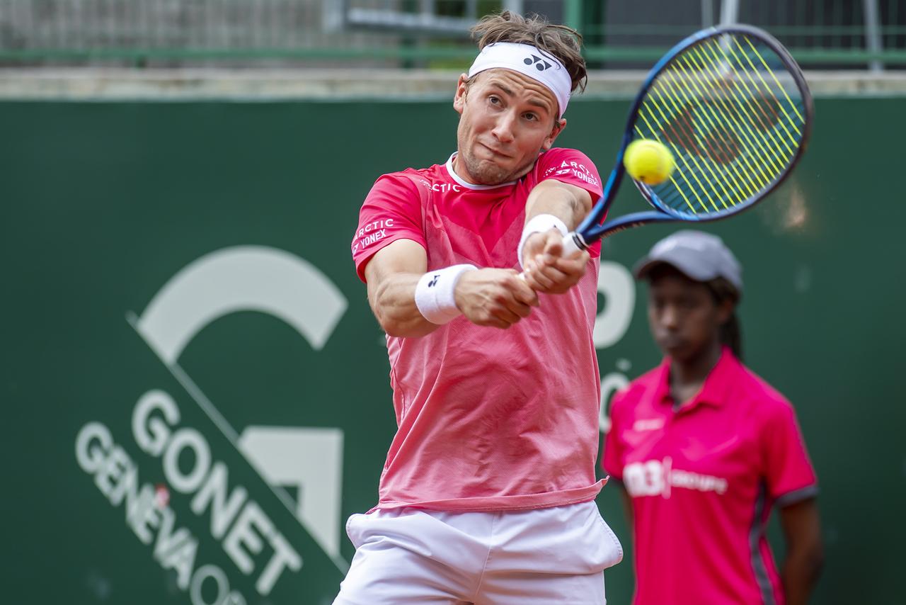 Casper Ruud affrontera en finale le vainqueur du duel entre Denis Shapovalov et Pablo Cuevas. [Keystone - Martial Trezzini]