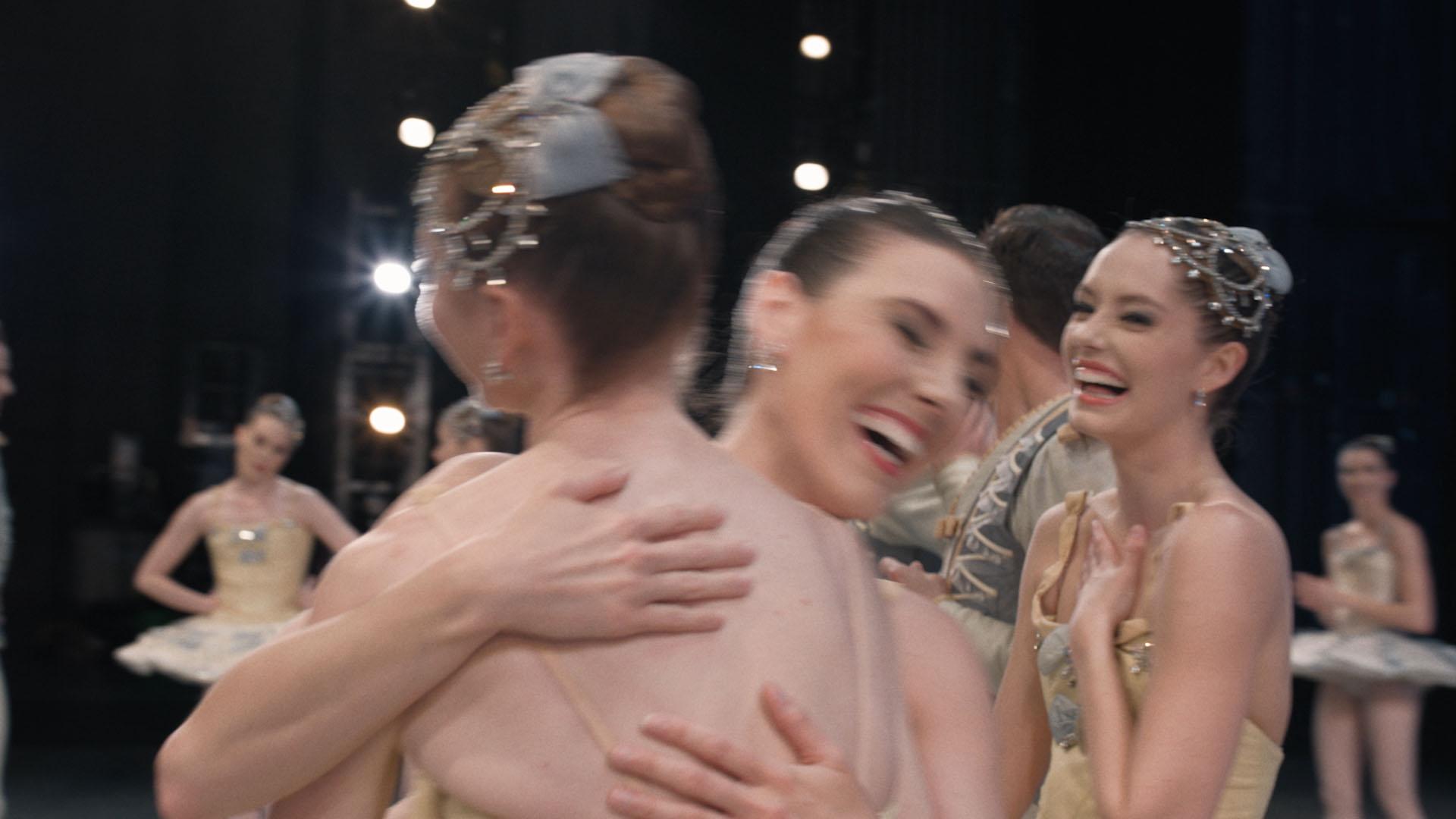 Tiler Peck serre dans ses bras Ashley Laracey, avec Unity Phelan à droite, après le final du Divertimento No.15 de George Balanchine. [New York City Ballet - Philippe Le Sourd]