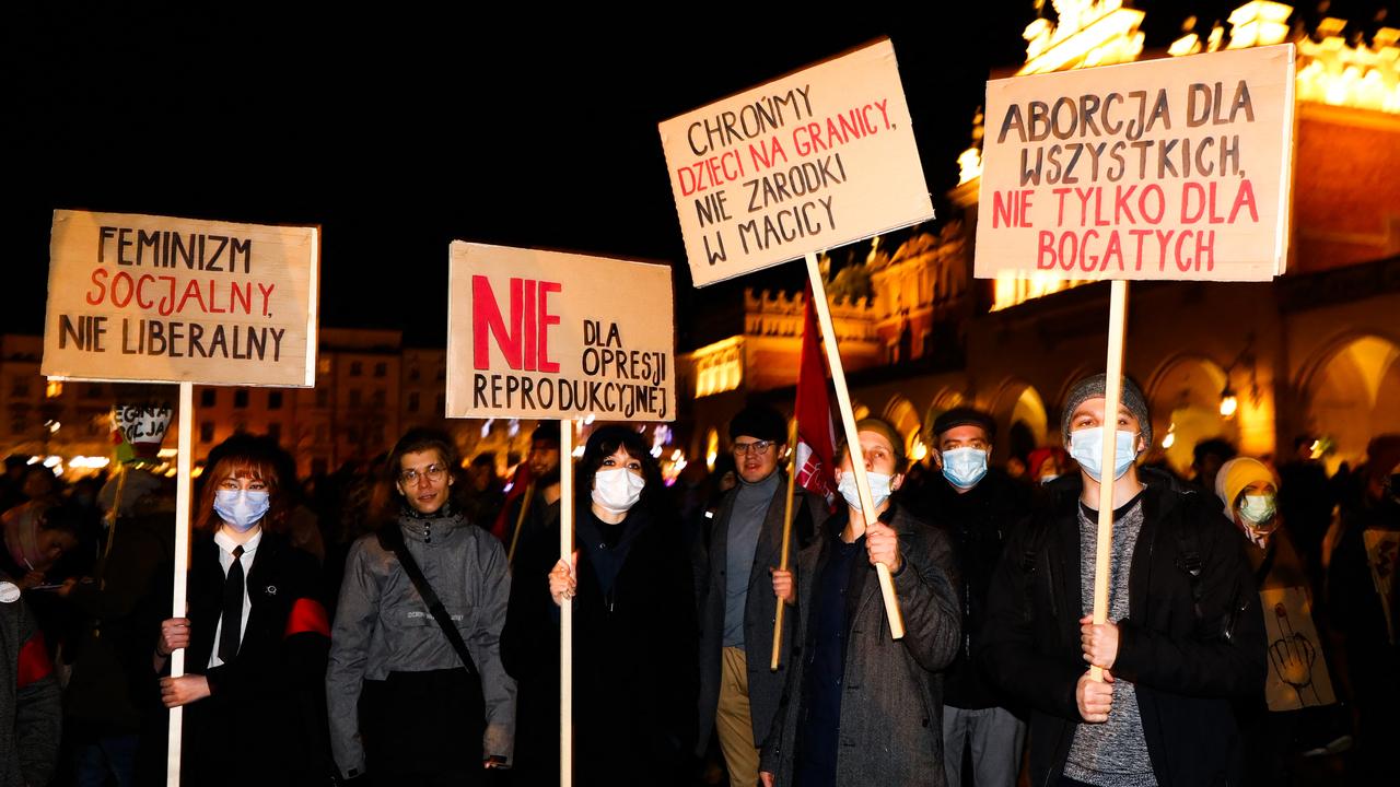 Des personnes manifestent sur la place principale de Cracovie, en Pologne, le 1er décembre 2021, contre le projet du gouvernement qui veut créer un registre des grossesses. [AFP - Beata Zawrzel / NurPhoto]