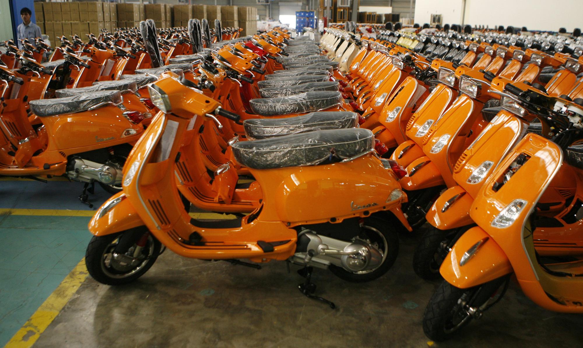 Des scooters Vespa dans un usine Piaggio, au nord du Vietnam. [Reuters - Kham / Business Transport]