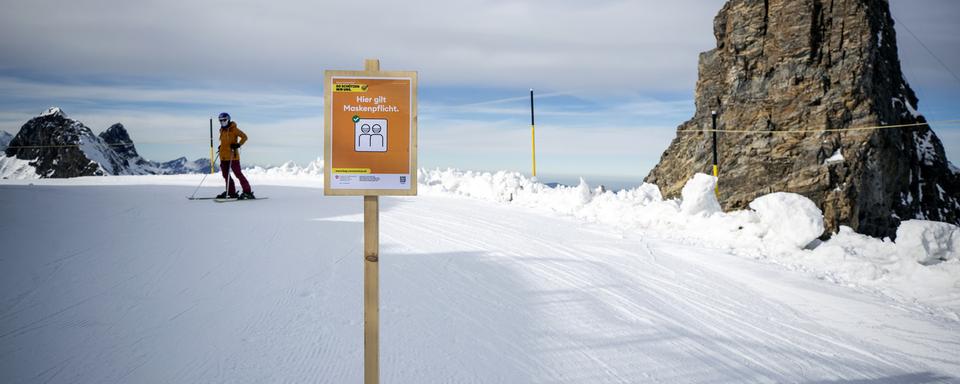 Les stations de ski se préparent à ouvrir leurs portes. [Keystone - Alexandra Wey]