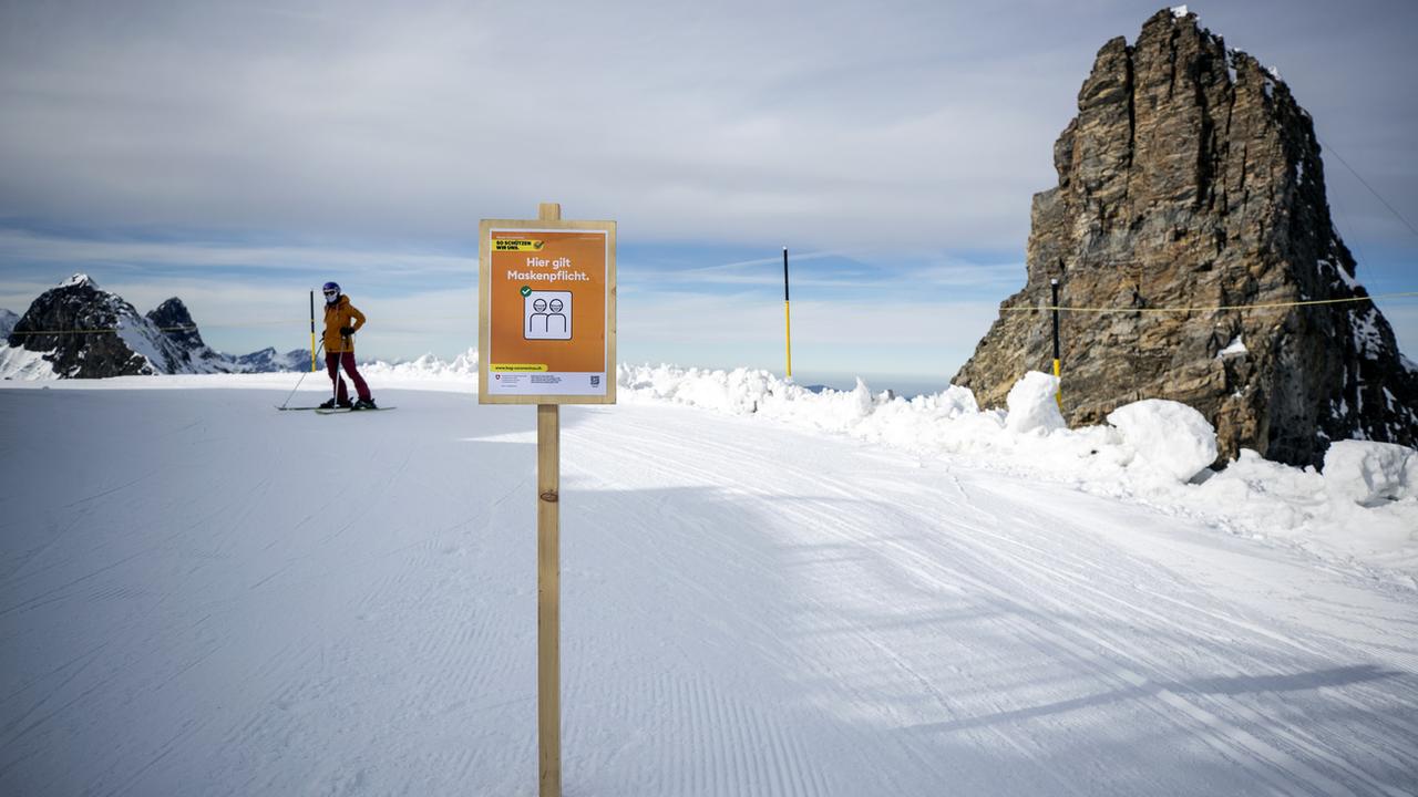 Les stations de ski se préparent à ouvrir leurs portes. [Keystone - Alexandra Wey]
