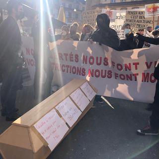 Des manifestations appellent à la réouverture à Neuchâtel. [RTS - Deborah Sohlbank]