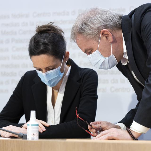 Tanja Stadler, présidente de la task force de la Confédération et Patrick Mathys, chef de la section Gestion des crises de l'OFSP peu avant le début d'une conférence de presse à Berne mardi 28 décembre 2021. [Keystone - Peter Klaunzer]