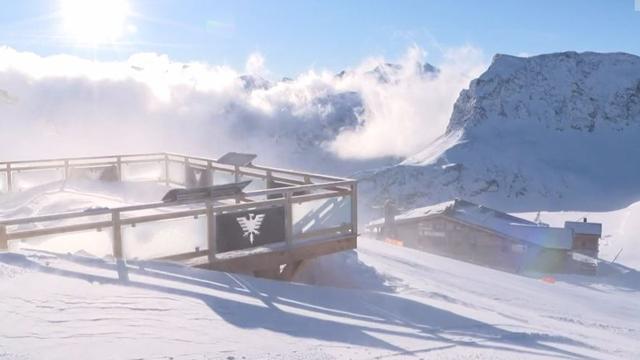 Une vue des pistes de la station française de Val d'Isère, privée de skieurs en janvier 2021. [RTS]