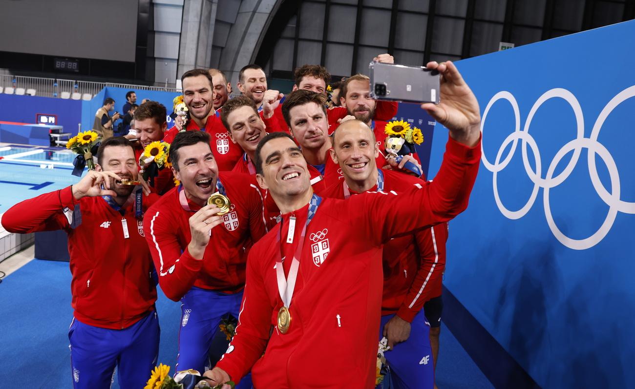 Les joueurs serbes posent pour un selfie avec leur médaille d'or. [KEYSTONE - Patrick B. Kraemer]