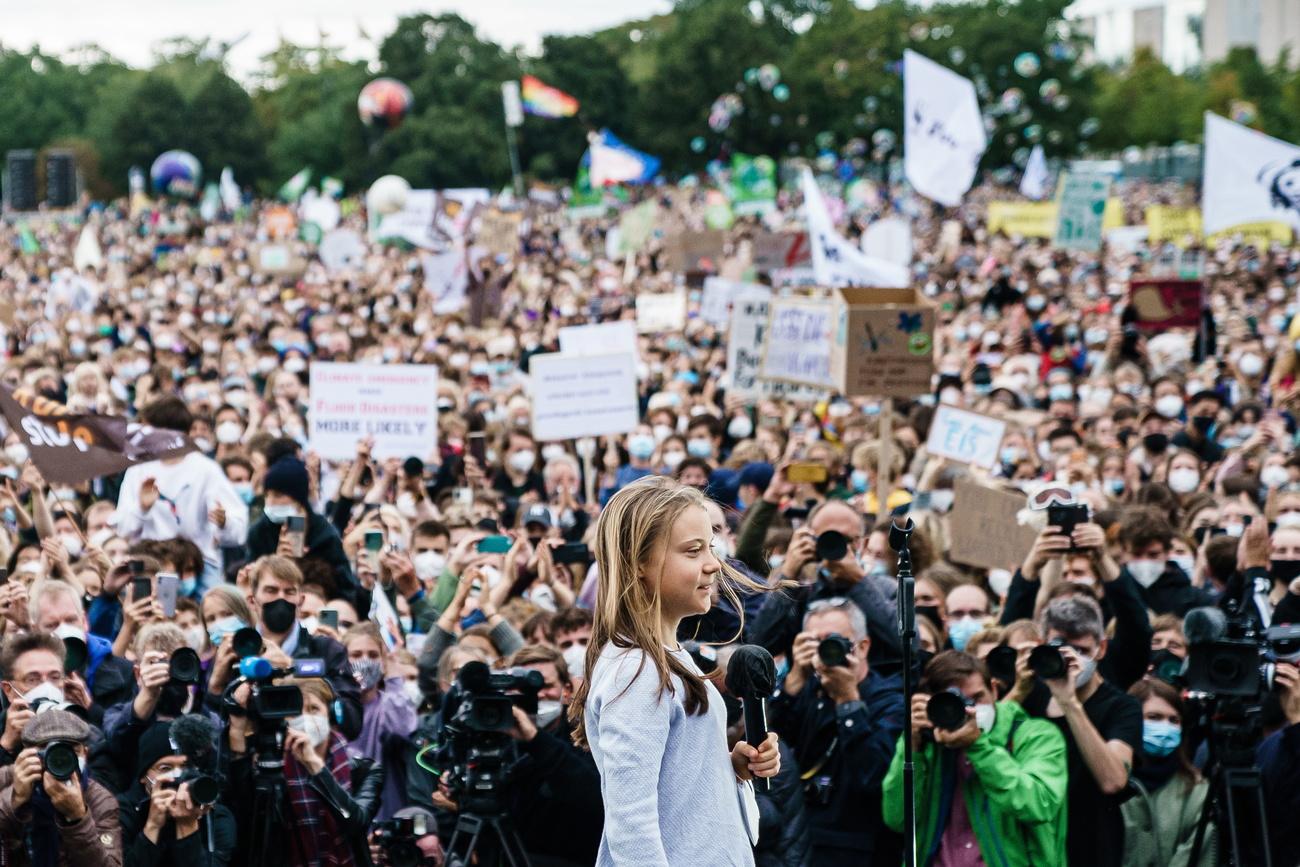Greta Thunberg à Berlin devant une foule d'activistes pour le climat. [EPA/Keystone - Clemens Bilan]