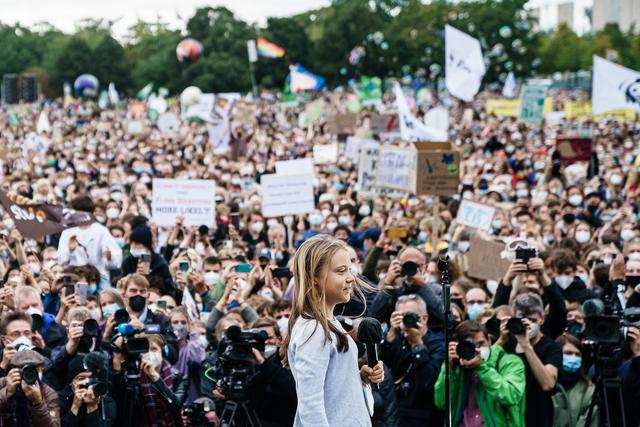 Greta Thunberg à Berlin devant une foule d'activistes pour le climat. [EPA/Keystone - Clemens Bilan]