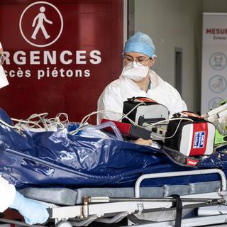 Les services hospitaliers français de certaines régions commencent déjà à être saturés. [AP - Jean-Francois Badias]