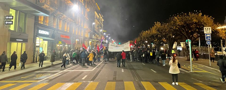 Des manifestants opposés à la venue d'Eric Zemmour défilent à Genève. [RTS - Julien Chiffelle]