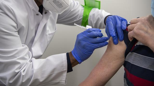 Une personne en train d'être vaccinée à Genève. [KEYSTONE - Martial Trezzini]