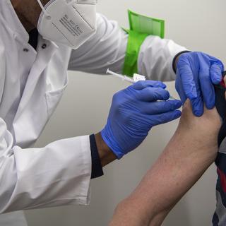 Une personne en train d'être vaccinée à Genève. [KEYSTONE - Martial Trezzini]