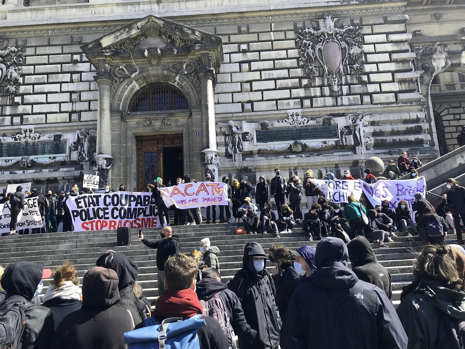 Les manifestants devant le Palais de Rumine, place de la Riponne à Lausanne, 03.04.2021. [RTS - Xavier Alonso]