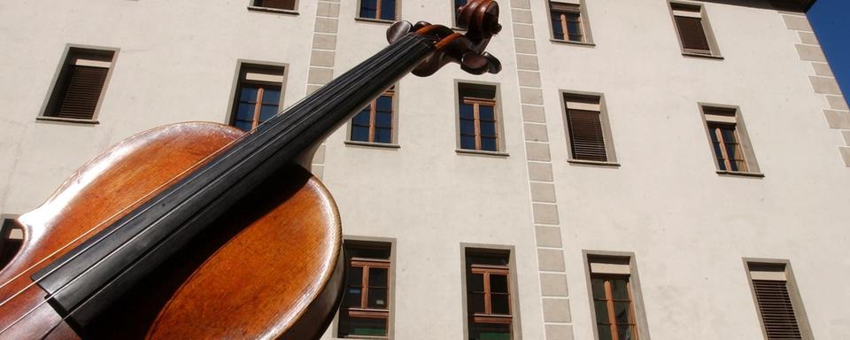 La façade du Conservatoire Supérieur et Académie de Musique Tibor Varga photographiée à Sion le 7 octobre 2002. [Keystone - Andrée-Noëlle Pot]