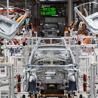 Des robots assemblent les portes de la VW ID.3 dans une usine à Zwickau, en Allemagne. [Keystone - DPA/Hendrik Schmidt]