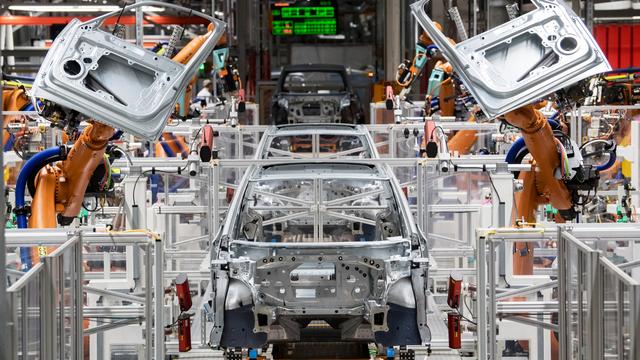 Des robots assemblent les portes de la VW ID.3 dans une usine à Zwickau, en Allemagne. [Keystone - DPA/Hendrik Schmidt]