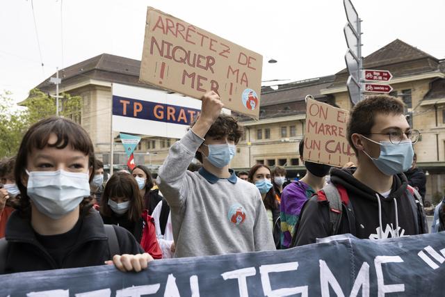 Les jeunes manifestants lausannois à la place de la Gare, vendredi après-midi. [Keystone - Cyril Zingaro]