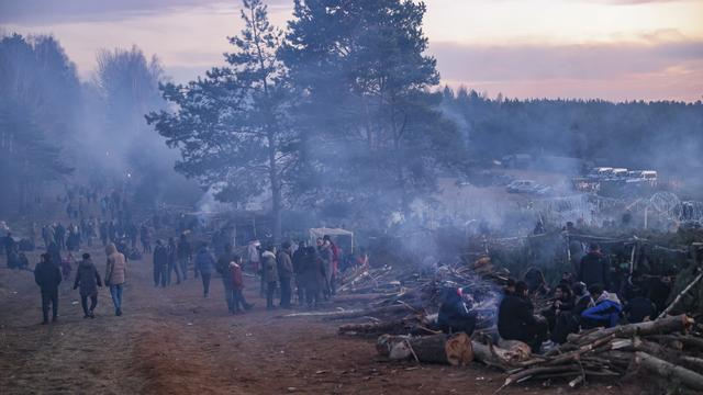 A Bruzgi, dans un camp de fortune, près de 2000 migrants espèrent pouvoir traverser la frontière pour entrer dans l'Union européenne. [Keystone/EPA - Stringer]